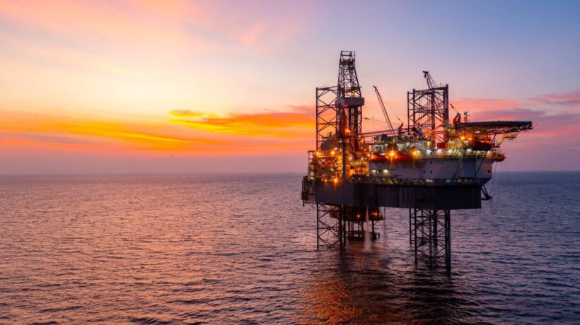 Цены на нефть превысили $100 после блокады США в Ормузском проливе