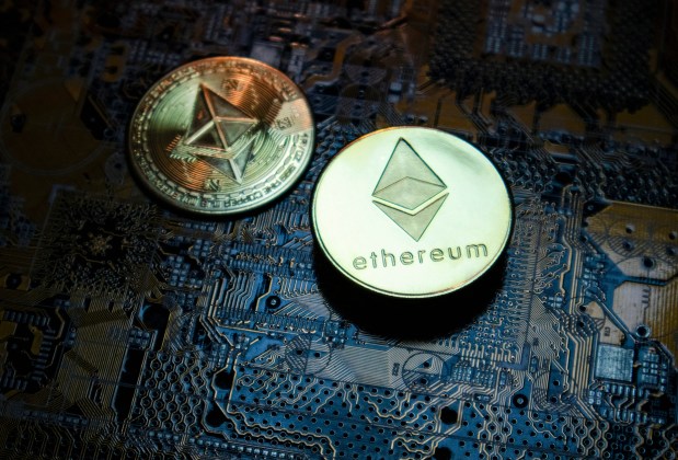 Аналитики зафиксировали накопление Ethereum «умными деньгами»: повторение сценария 2023 года