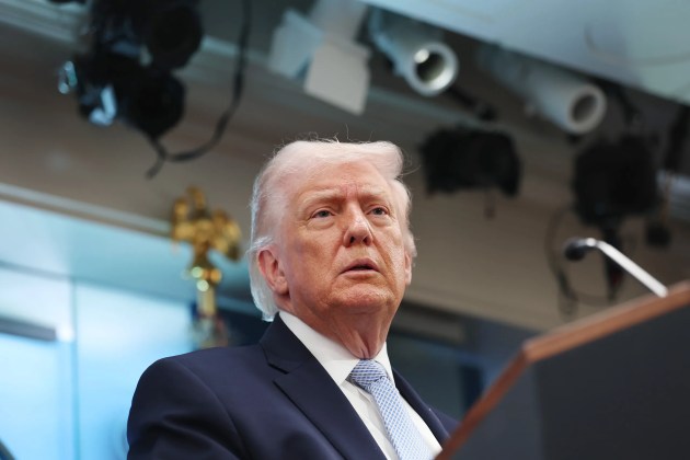 Трамп отвергает сделку с Ираном — Биткоин реагирует резким падением ниже $74 000