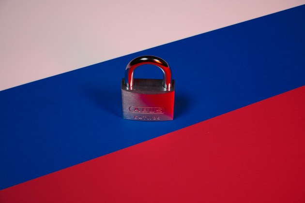Великобритания вводит санкции против криптобиржи HTX и связанных с Россией компаний в рамках борьбы с обходом ограничений